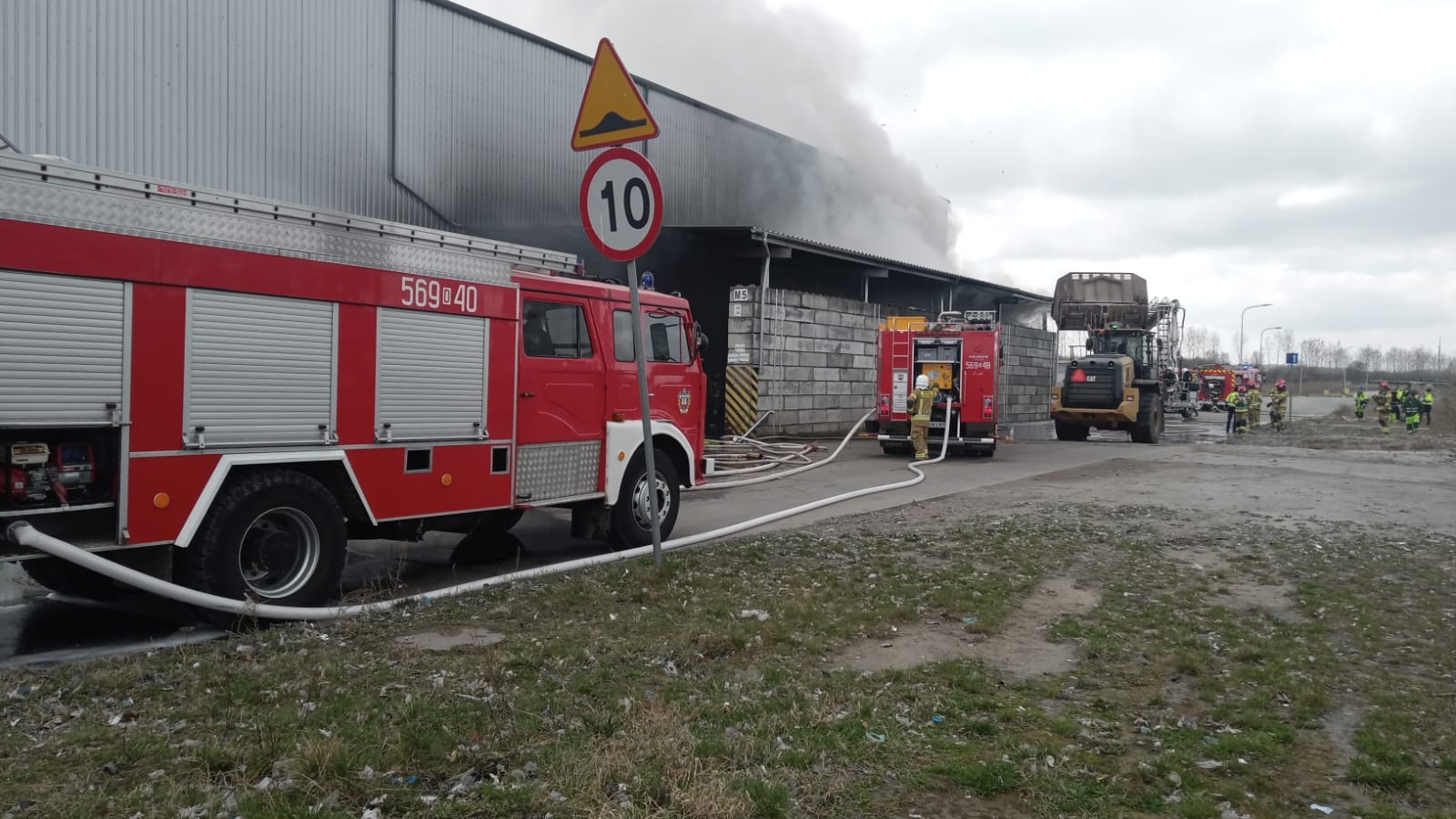Pożar na terenie centrum utylizacji odpadów. Poszkodowany został strażak [FOTO] 